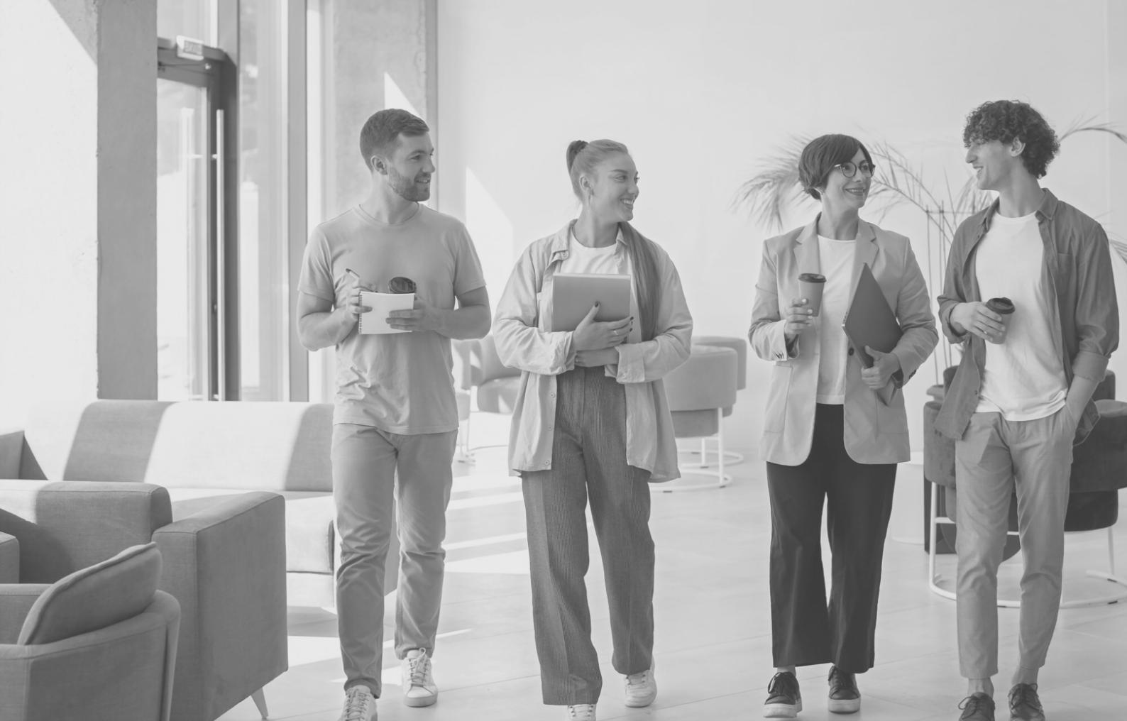 Event-Budget Analyse auf Laptop mit Diagrammen und Kalkulationen